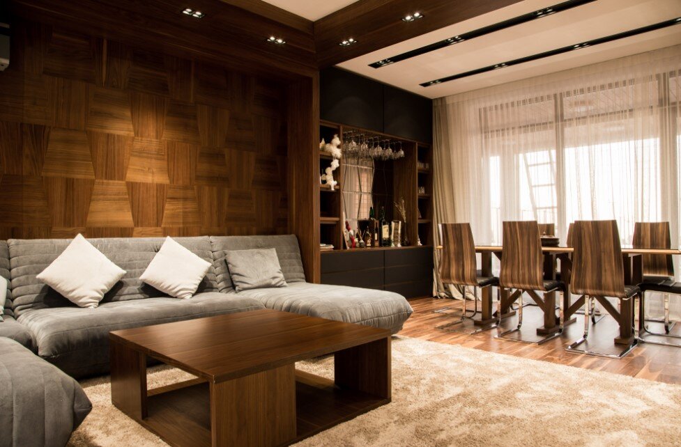 Теплые оттенки делают помещение более уютным.