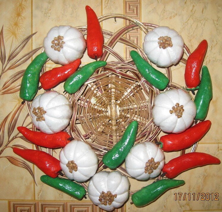 Вот, например чеснок сделан из ваты и полиэтилена