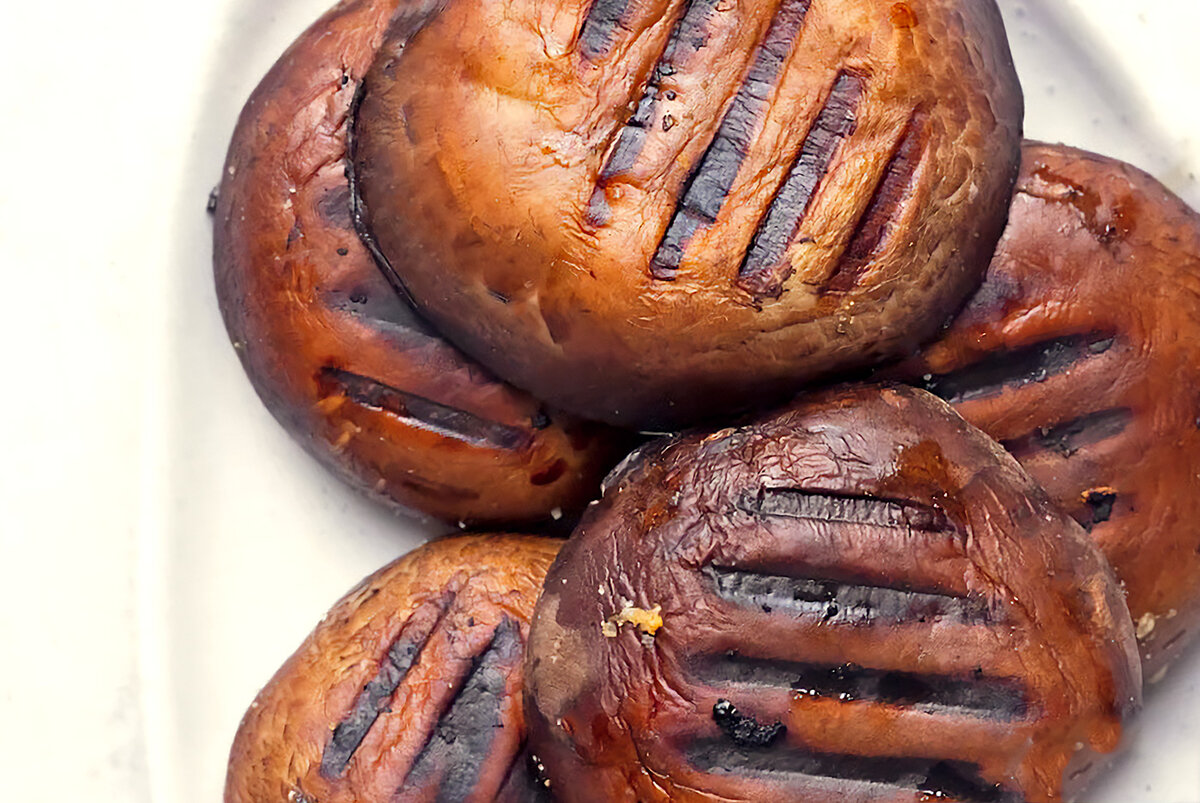 Ароматные, сочные шампиньоны-гриль приятно разнообразят ваш пикник! Фото: thespruceeats.com