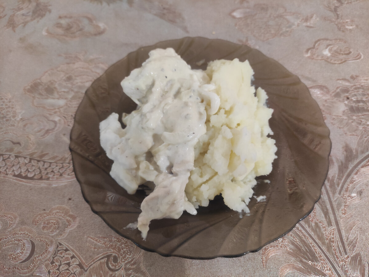 Вкуснейший, оригинальный, из обычных продуктов! Классический фрикасе из курицы представляет собой сливочный соус с кусочками куриного филе. Благодаря соусу куриное филе получается очень нежным и сочным. Готовится все очень просто и быстро.