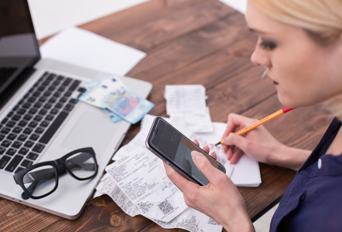 фотоматериал-https://image.cnbcfm.com/api/v1/image/106243473-1573677814936technology-mobile-phone-calculator-business-woman-using-laptop-using-technology_t20_vkowp6.jpg?v=1573678305&w=1400&h=950