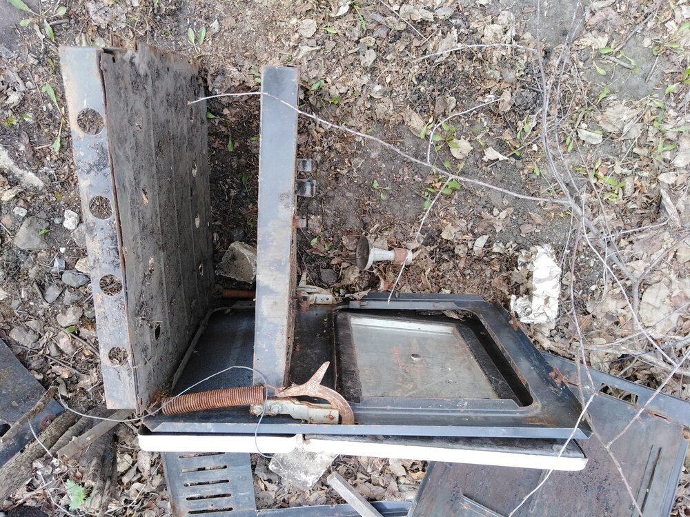 Из газовой плиты вынуты стенки духового шкафа.
