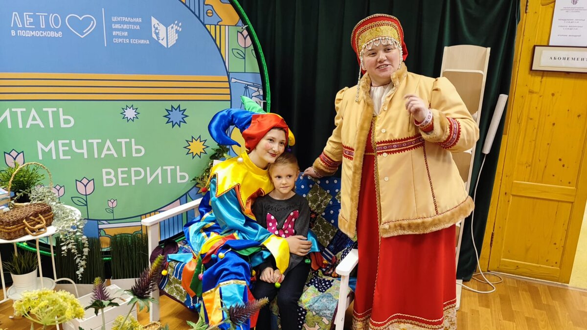 Уютная фотозона библиотеки так и манит маленьких читателей)