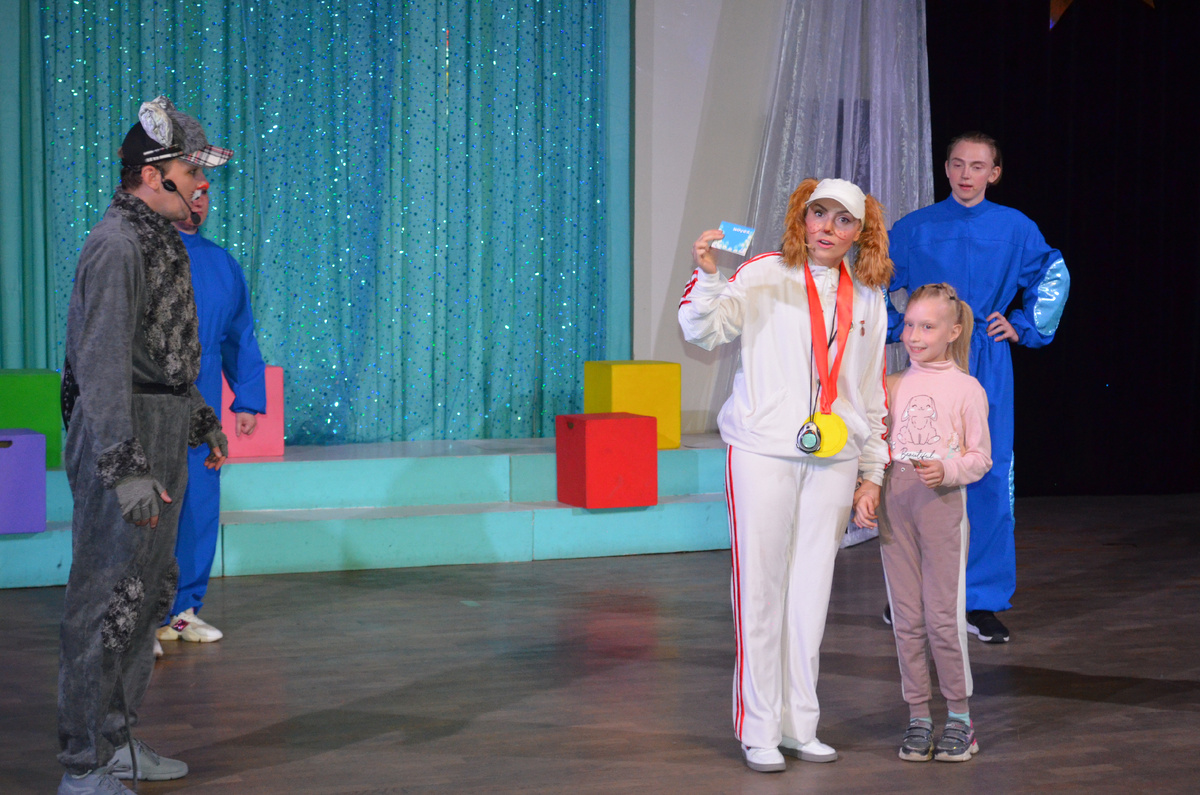 Артисты Молодежного театра "Наш Мир" на интерактивной программе "Дорога в Космос", 01.06.2022, Архив МАУ "ГДК им. Н. Островского"