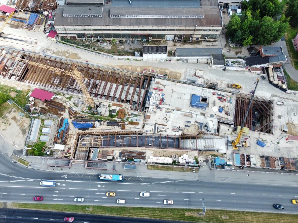 📷 2: Южный вестибюль – идëт строительство выхода в город и подходного коридора к существующему подземному пешеходному переходу под Дмитровским Шоссе, лестничные сходы которого также будут использоваться для последующего входа в метро.