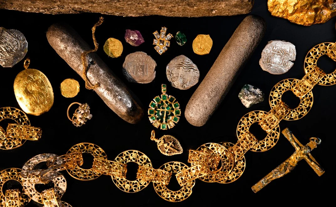 Coins and high-status personal belongings, including gold jewelry, chain and pendants, recovered from the wreck of the Maravillas © Brendan Chavez / Allen Exploration