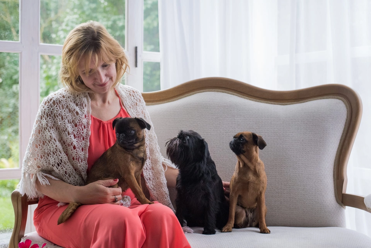 На фото владелец питомника "Фанагория" Наталья Киселева и её собаки