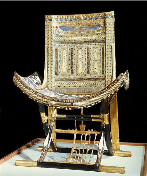  Записи о креслах появились примерно в III тысячелетии нашей эры. Первые кресла были тронами для правителей. Рассмотрим самые интересные факты из истории кресел, и их эволюцию во времени.
