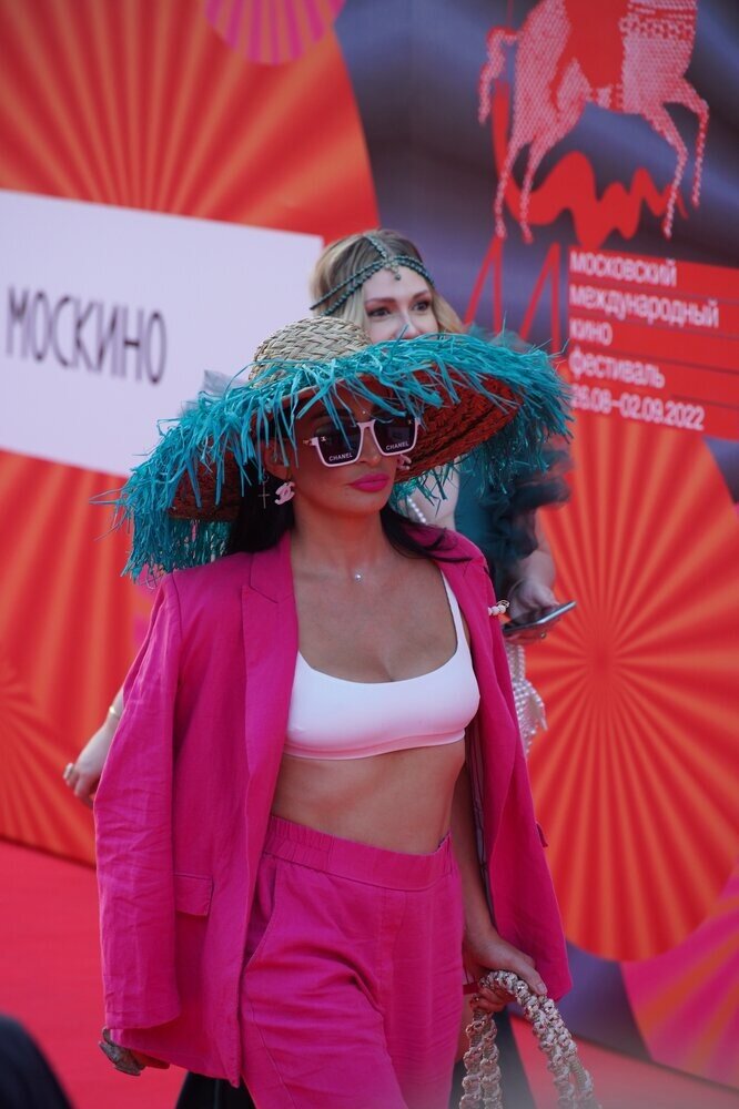 Пляжный лук гостьи не остался без внимания