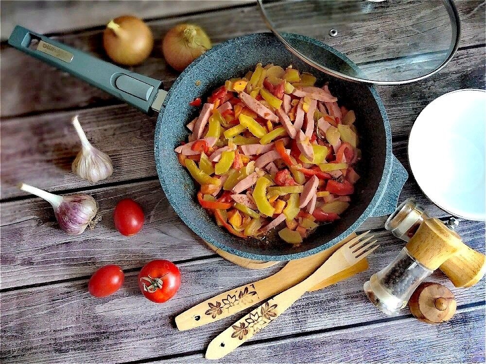    Овощи с колбасой по-дачному