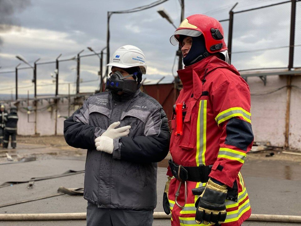     Глава МЧС Мурманской области прибыл на место пожара. Фото: МЧС по Мурманской области
