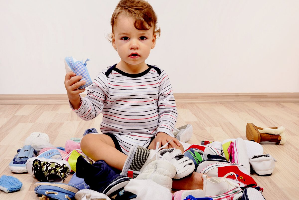 Одеваем ребенка можно. Обувь для детей. Ребенок одевается. Вещи для детей. Детские ноги в обуви.