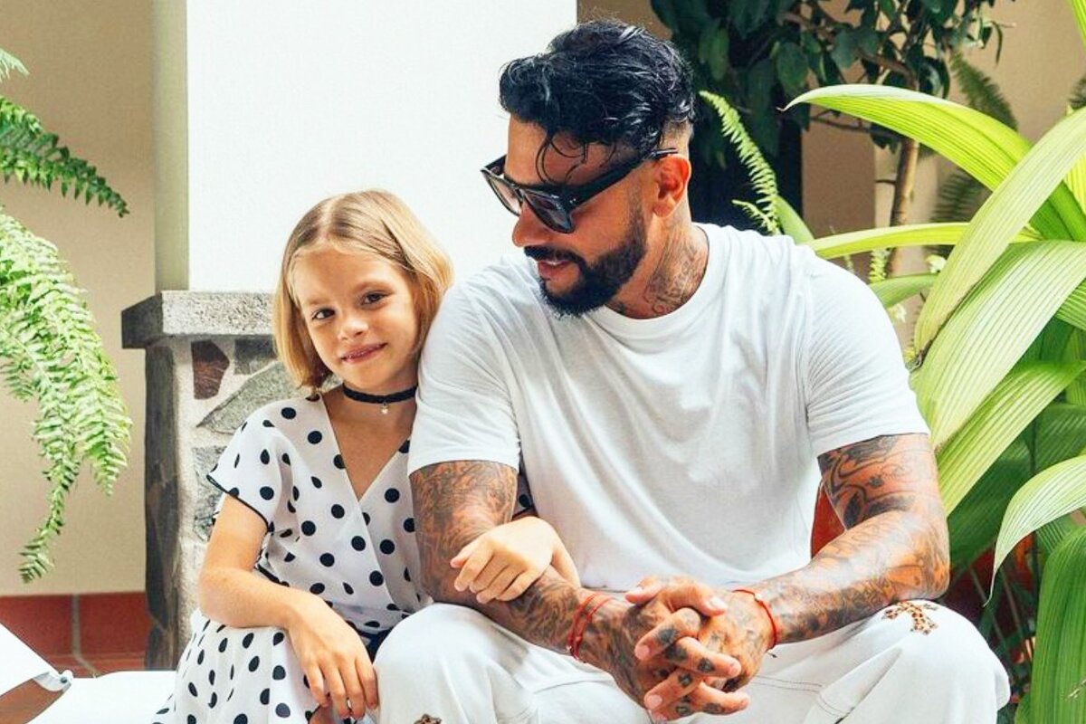     «Наклонись и присядь!»: Тимати окунул дочь от Алены Шишковой в купель с горячей водой