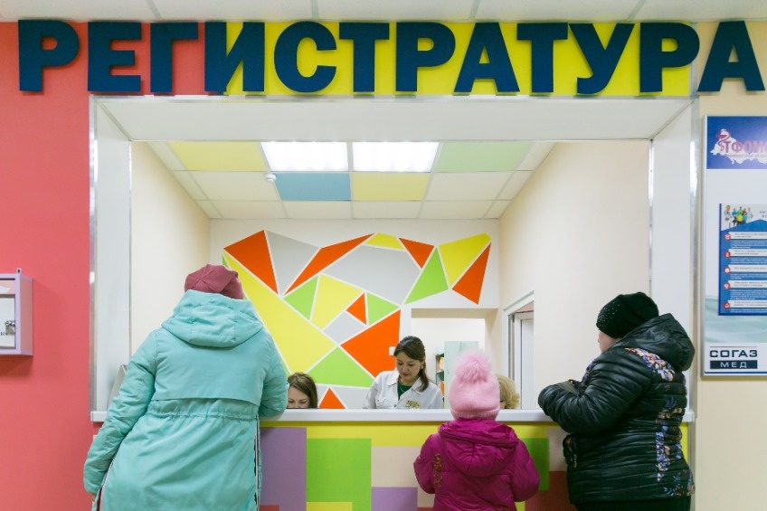 В первый день зимы в России появятся электронные полисы ОМС – в виде штрихкода. Получить его можно на Госуслугах. Присваивать код планируют в едином реестре застрахованных лиц в системе ОМС. Хранить документ можно будет, например, в смартфоне.