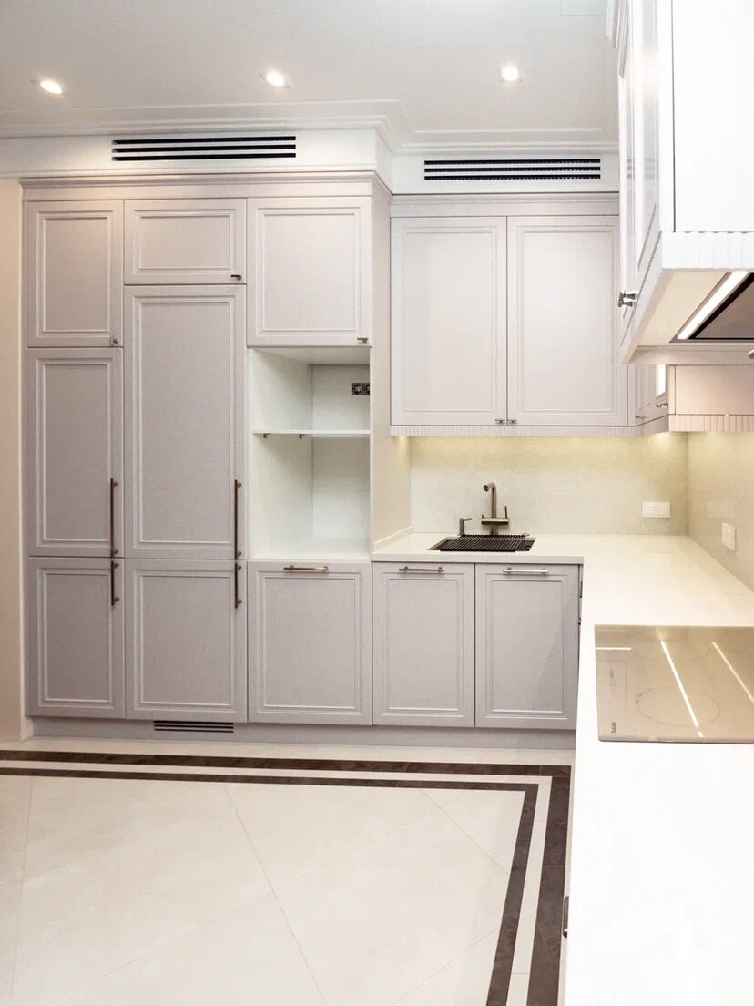 Кухонный гарнитур в полной сборке, до установки встроенной техники :)