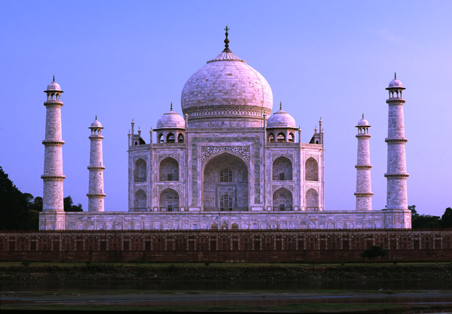 Тадж махал берег реки. Мавзолей Тадж-Махал в Индии. Мечеть Тадж Махал. Тадж Махал розовый. Достопримечательности Индии дворец Тадж Махал.