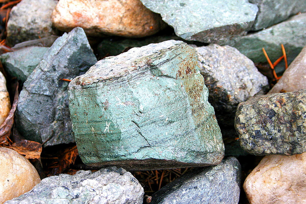 По середине плотный полосчатый тингуаит, а вокруг хрупкие породы средней зернистости. 