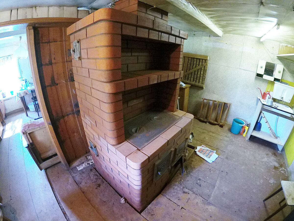 Небольшая колпаковая печь вместо русской - авторская работа М. Куделина. Подробнее см. по ссылке: https://zen.yandex.ru/media/id/5de84004fe289100b0b4a980/gol-na-vydumki-hitra-kolpakovye-pechi-5f29e9889870bd7dfeecdb0b