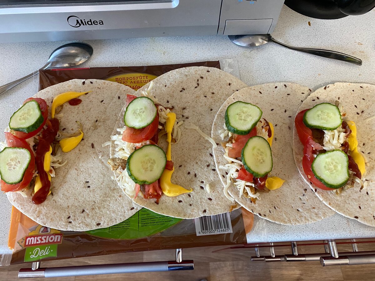 Съела 2 такие шаурмы 