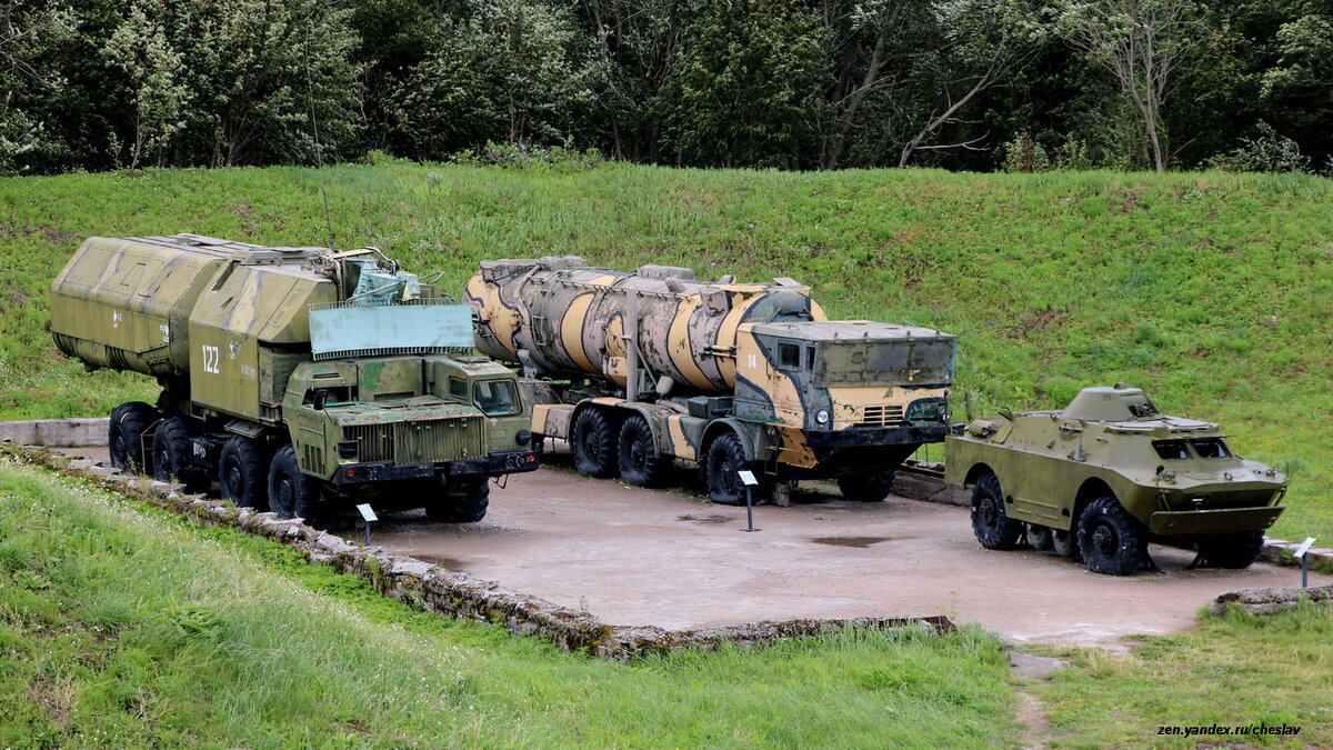 Военная техника на батарее 