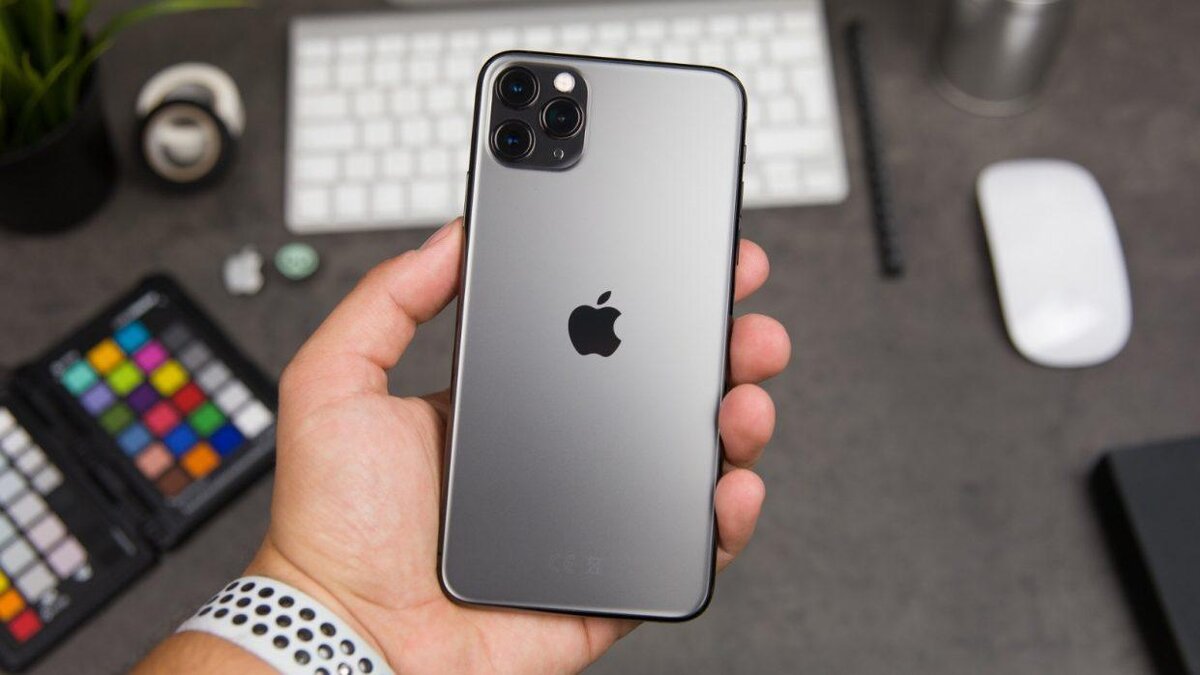 iPhone в руке