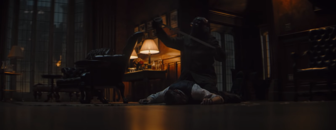 Заматывают скотчем человека.