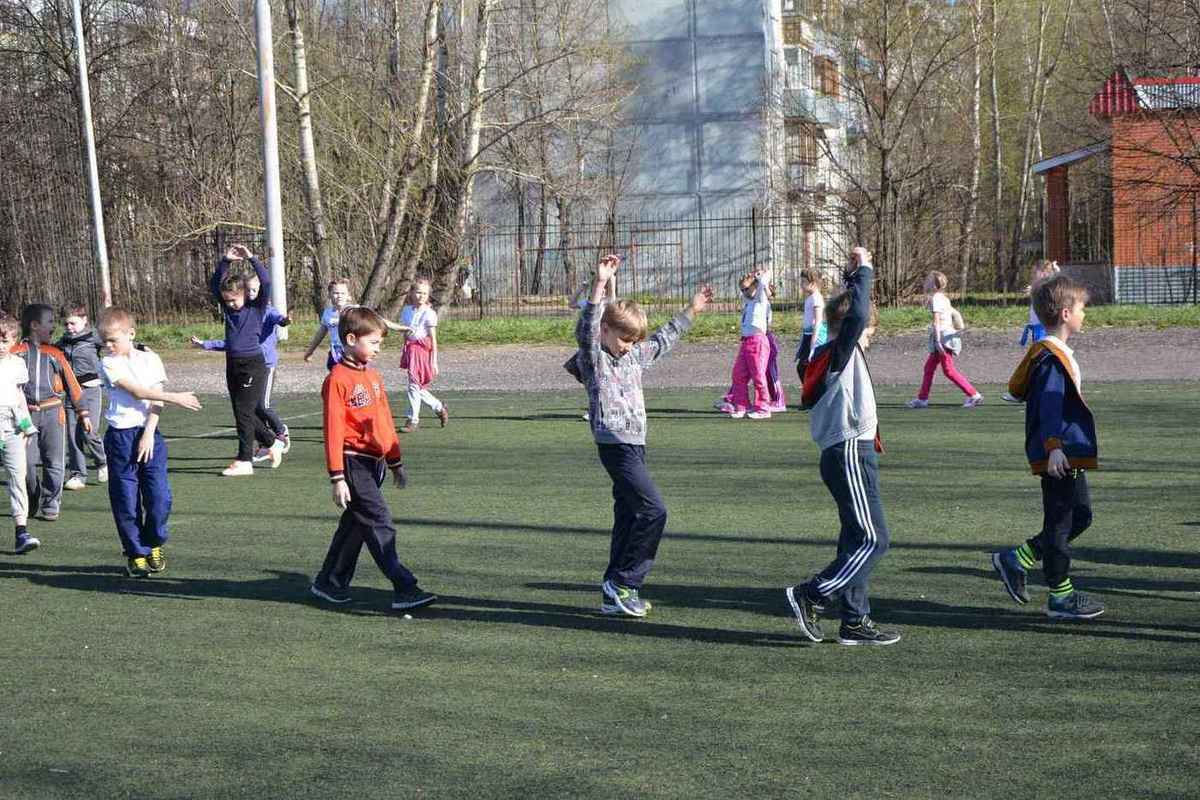 Занятие на улице в школе. Учебные занятия на природе. Лекция на свежем воздухе. Занятия на спортивной площадке в школе. Занятия на свежем воздухе.