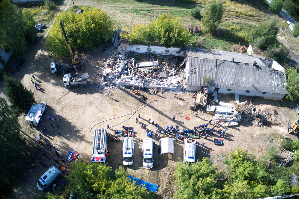 По легенде учений в жилом доме произошел взрыв бытового газа. Заметьте, не хлопок, а именно взрыв. От конструкции мало что осталось, первоочередная задача найти выживших и извлечь тела погибших. Это часть масштабных учения в рамках всероссийских сборов спасателей, которые проводятся в Нижегородской области. На место чрезвычайной ситуации выехала оперативная группа МЧС России по Нижегородской области, спасатели, сотрудники Медицины катастроф, полиции, коммунально-энергетических служб и представители администрации района ЧС.