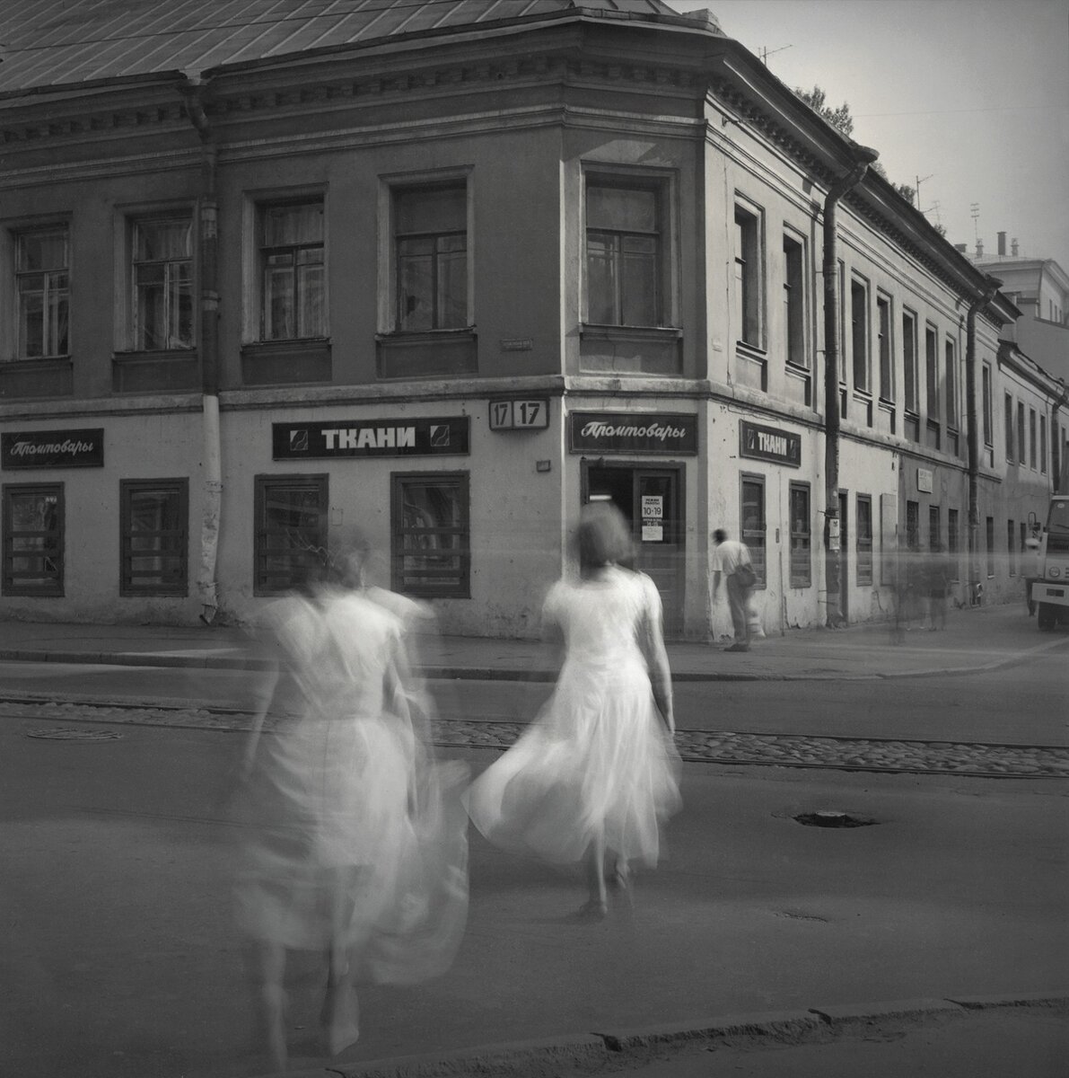 Алексей Титаренко. Угол Кузнечного переулка и Коломенской улицы. Из серии «Застывшее время». Санкт-Петербург, 1995. Тонированный серебряно-желатиновый отпечаток. Предоставлено автором Alexey Titarenko. White Dresses. From the ‘Time Standing Still’ series. St. Petersburg, 1995. Toned gelatin silver print. Courtesy of the artist