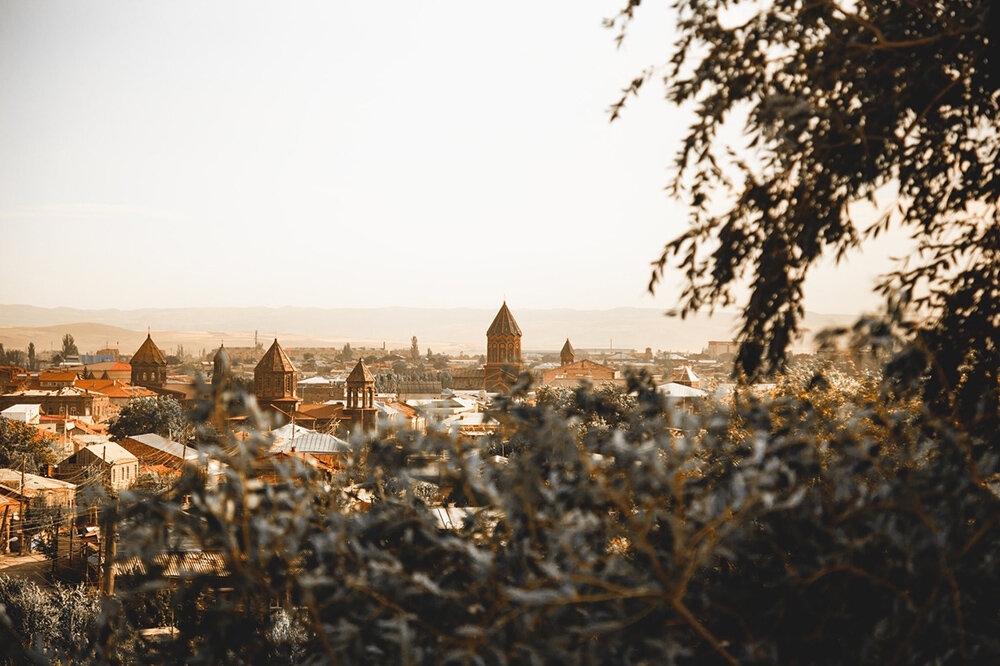 Панорама, которую сложно не узнать. Конечно, это Гюмри с его возвышающимися над центром города храмами Сурб Аменапркич (известный «близнец» Кафедрального собора в Ани), Сурб Аствацацин и Сурб Ншан. Фото: vk.com/armeniaphotos