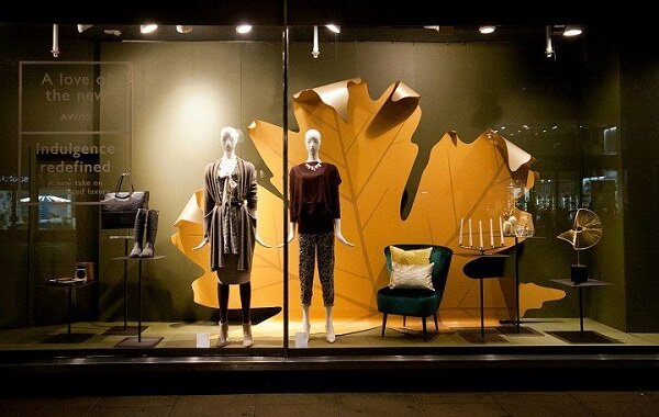 Осенний декор витрины магазина