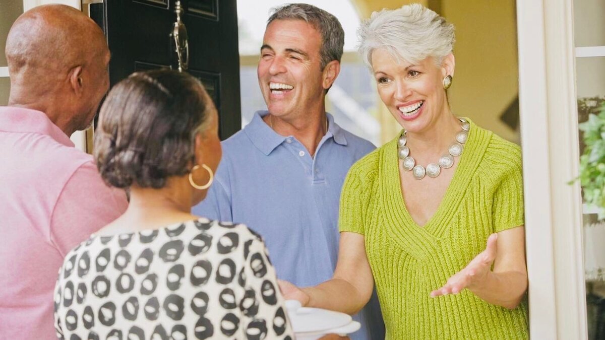 фото взято из Яндекс картинки


  За рубежом распостранён обычай: когда люди заезжают в новое жилье, то знакомятся с соседями и не просто так, а приходят к ним с вкуснятиной в виде пирога или чего-нибудь другого, тем самым проявляя своё уважение!  Думаю многие из вас если не слышали об этом, так видели в фильмах.
   Мне подобные обычаи очень по душе, как и по душе всё что связано с едой)Извиняйте что не могу угостить каждого в честь нашего с вами знакомства, но закинуть сюда рецептик своего любимого салата думаю не помешает!
