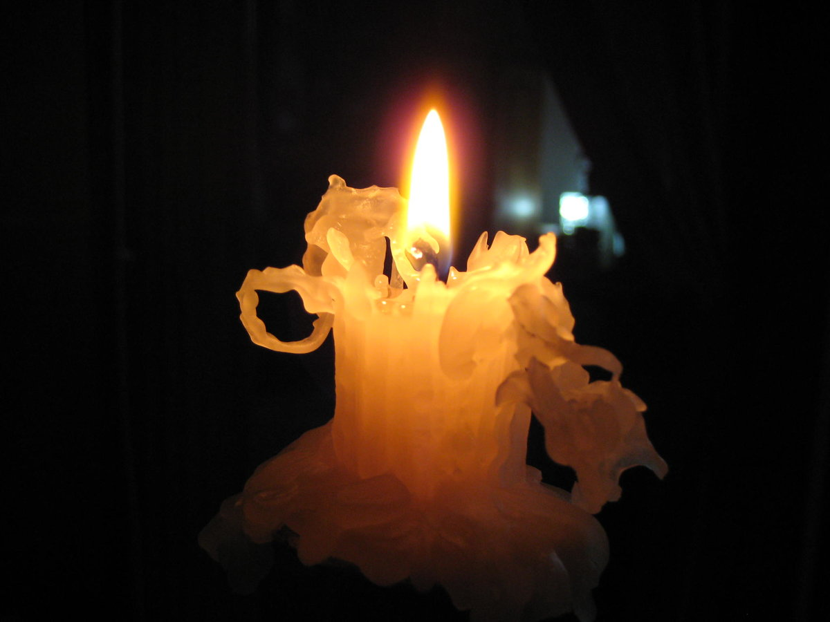 Одновременно зажгли 3 свечи 1. Горящие восковые свечи. Огарок свечи. Оплавленная свеча. Горящая восковая свеча.