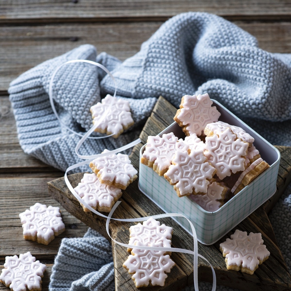 Мои любимые занятия - вязать, пить кофе с вкусняшками и смотреть детективные сериалы))