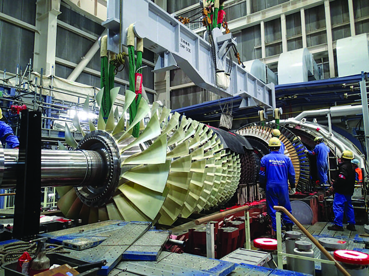 Ротор турбины MHPS M501JAC опускают в корпус на заводе-производителе