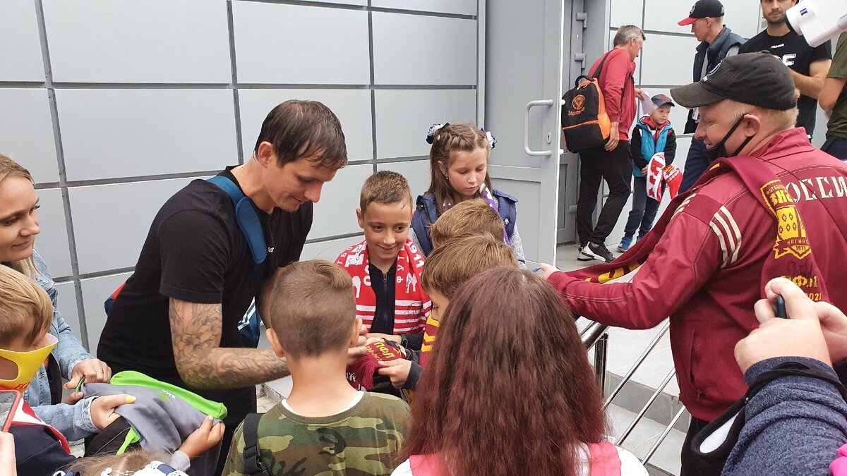 Роман Павлюченко раздает автографы после матча в Ногинске. Фото Артема Локалова.