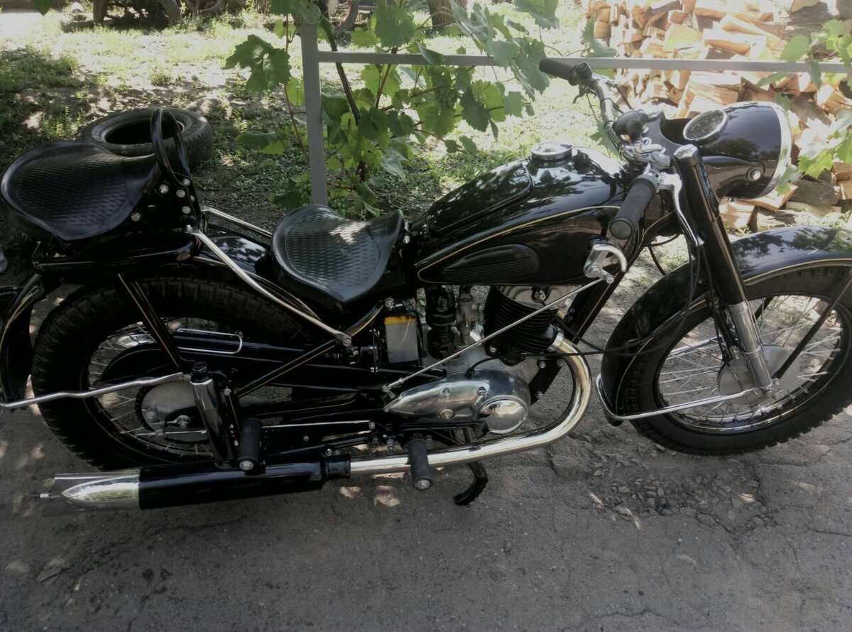 Иж-49 — дорожный мотоцикл среднего класса, предназначенный для езды по дорогам с разным покрытием в одиночку или с пассажиром. Выпускался Ижевским машиностроительным заводом с 1951 по 1958 год. Кроме мотоциклов-одиночек, опытной партией выпускались машины с боковыми прицепами. После Великой Отечественной войны из Германии в счёт репараций было вывезено оборудование завода DKW, Ижевский завод получил в своё распоряжение станки. В 1946 году под контролем приглашённого главного конструктора DKW Германа Вебера и других инженеров с DKW был начат выпуск мотоцикла Иж-350, на базе немецкого мотоцикла DKW NZ 350. В 1951 году без остановки производства был осуществлён переход на массовый выпуск мотоциклов «Иж-49», который завоевал большую любовь у населения.