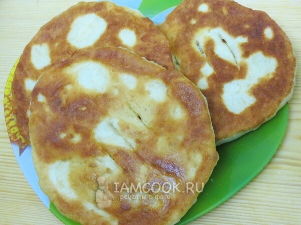 Кухни кочевых народов - простые. В них преобладают блюда из мяса, молока и муки. Поэтому такие лепёшки заменяют хлеб к первым блюдам, а также их подают к чаю. В современной киргизской кухне стараются сохранить традиции и национальную кухню. Лепёшки по этому рецепту получаются рыхлыми, воздушными, вкусными. Мы их ели со всевозможными джемами и мясной острой подливой.Для приготовления киргизских оладий "Май токоч" нам понадобятся продукты, указанные в списке.Все продукты должны быть тёплыми, поэтому заранее выньте их из холодильника. В тёплое молоко отправьте дрожжи. Перемешайте.Добавьте яйцо, соль, сахар.Муку обязательно нужно просеять. Вводим муку, перемешиваем и замешиваем тесто.Накрываем его полотенцем или, если в ёмкости, крышкой. Ставим в тёплое место. Тесто заполнило дно ёмкости.Когда тесто увеличилось в 2 раза, прижмите слегка его, оно осядет. Дайте тесту подняться ещё 1 раз. У нас тесто подходило 2 часа. Всё зависит от температуры в вашем доме. Мы видим, какое тесто воздушное.Когда тесто хорошо поднялось, выкладываем его на стол и разделяем на 4 части. Всё зависит, какая у вас сковорода. Чем больше сковорода, тем больше могут быть лепёшки.Раскатываем лепёшки толщиной 1 сантиметр. По центру делаем 3 прорези.Жарим лепёшки на топлёном масле, они получаются очень ароматными. Жарим с одной стороны.Переворачиваем и жарим с другой стороны.Май токоч готовы! Они получились лёгкими и пористыми.Приятного аппетита!