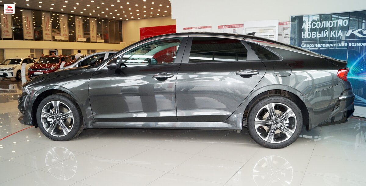 Вид сбоку автомобиля Kia K5 2020 года