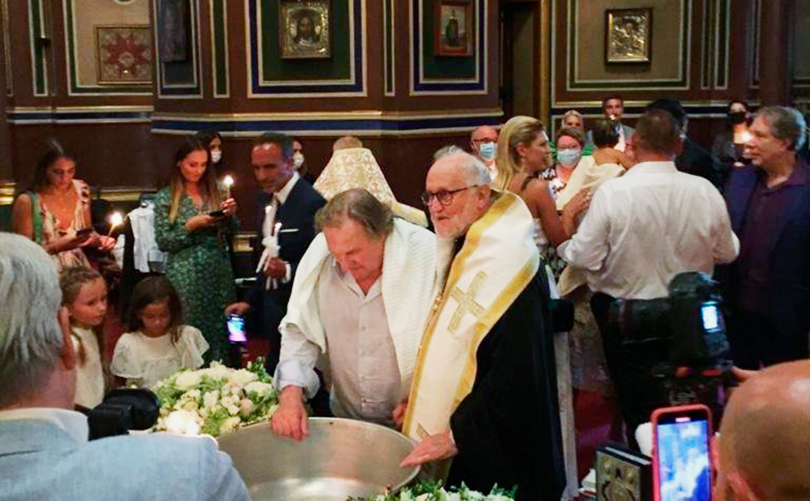 Жерар Депардье в соборе Святого Александра Невского в Париже (Фото: DettiDeiPadri / Twitter) 