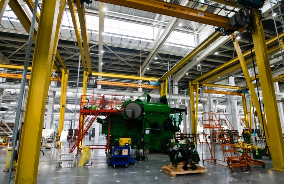 Сборочный цех нового завода "Джон Дир" в Оренбурге