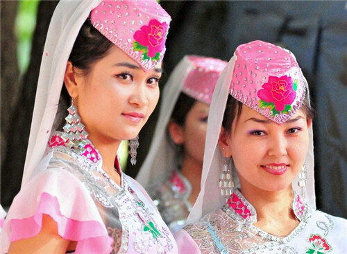 Коренными жителями Средней Азии являются киргизы, узбеки, таджики, туркмены, каракалпаки, казахи, среднеазиатские арабы, среднеазиатские персы, памирские народы, бухарские евреи.-2-3