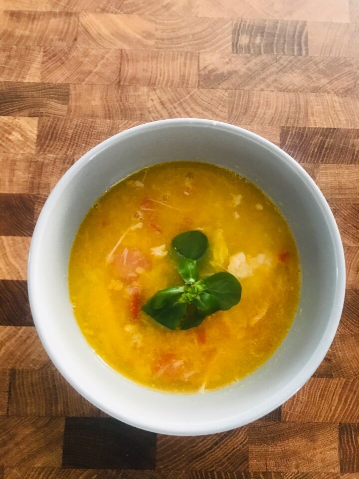 РЕЦЕПТ ЧЕЧЕВИЧНОГО СУПА: Ингредиенты: на кастрюлю 3 литра: чечевица красная - 100 грамм, 1 большая морковка, 1 большая луковица, 1 средний помидор, 3 литра куриного бульона, 0,5 ложки абхазской соли, веточка базилика. ПРИГОТОВЛЕНИЕ: 1)Варим  в курином бульоне красную чечевицу; 2) параллельно пассеруем лук, морковь, томат. 3) Когда чечевица разварится, кладем в бульон пассерованные овощи; 4) При кипении добавляем абхазскую соль. ВАЖНО: куриный бульон не солить! Солить суп в конце абхазской солью или просто солью по вкусу! 5) Подаем с веточкой базилика. ПРИЯТНОГО АППЕТИТА! 