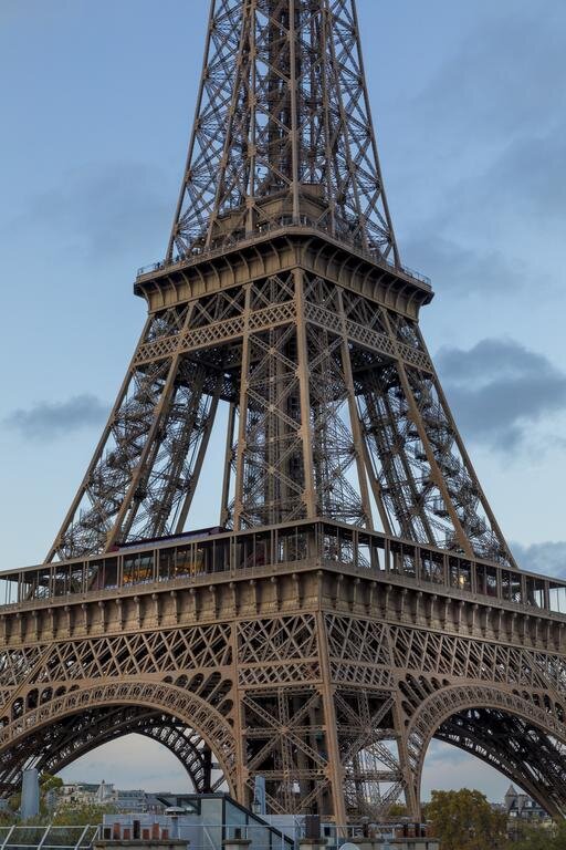 Если кратко: Бюджетная поездка, горнолыжный сезон и праздник Марди Гра Февраль - идеальное время, чтобы посетить Францию тем, кто жизни своей не представляет без снега и горных лыж. Во французских Пиринеях и Альпах на февраль приходится пик горнолыжного сезона.
Да, безусловно в феврале во Франции прохладно в большинстве областей, но это идеальное время с точки зрения бюджетной поездки; многие отели и авиакомпании предлагают значительные скидки в это время.
Февраль во Франции - период зимних распродаж и это привлекает многих любителей шоппинга, особенно в мекку моды - Париж. В Феврале во Франции проходит ежегодный Карнавал (или Марди Гра - дословно "жирный вторник". Празднования, предшествующие Великому посту. Российский аналог Масленницы.)
Яркий красочный Карнавал в Ницце
Кроме того, что может быть более романтичным, чем провести день святого Валентина в Париже?
