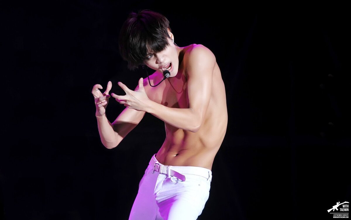 Show off kai. SHINEE Taemin пресс. Тэмин шайни пресс. Тэмин из SHINEE пресс. Тэмин торс SHINEE.