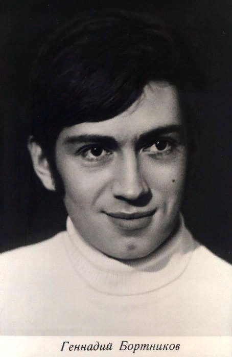 У ти мой холёсенький...  Нравится он мне,  и всё тут. 