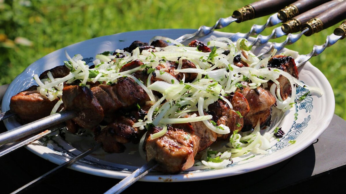 Очень простой и вкусный рецепт маринада для всеми любимого шашлыка.