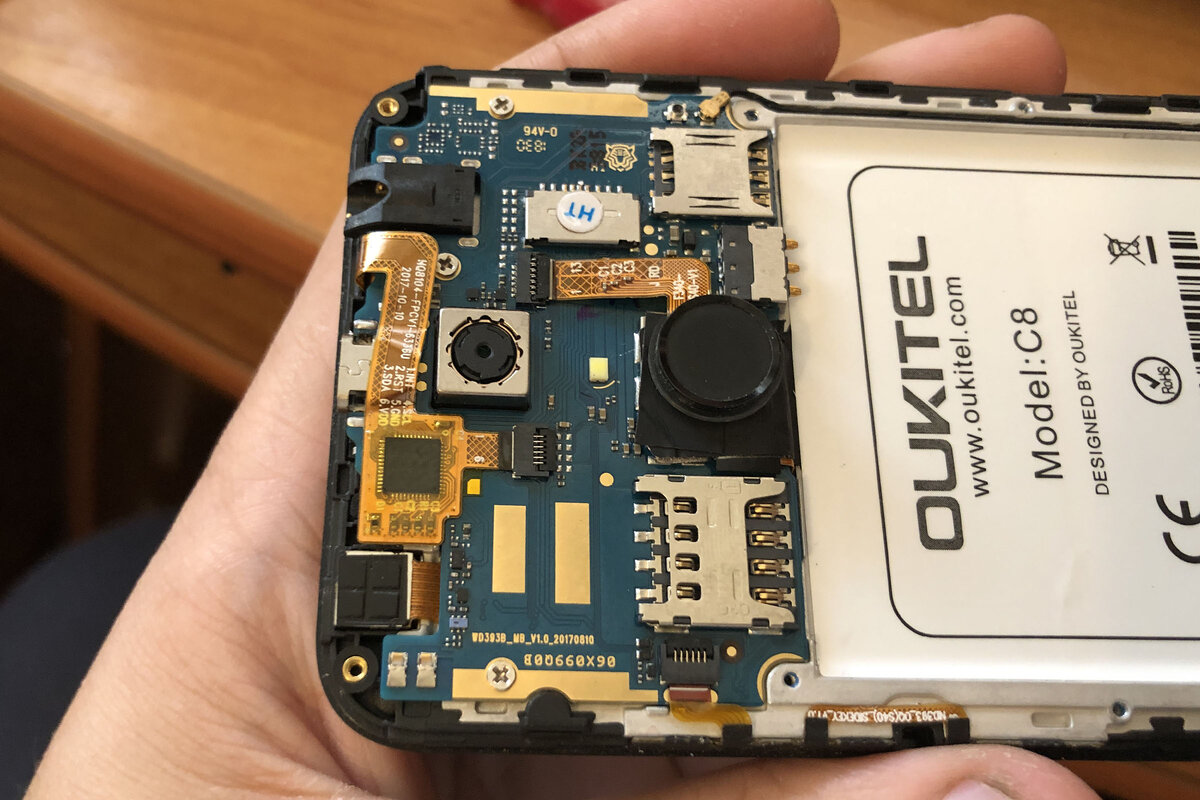 Также отсоединяем кабель антенны.