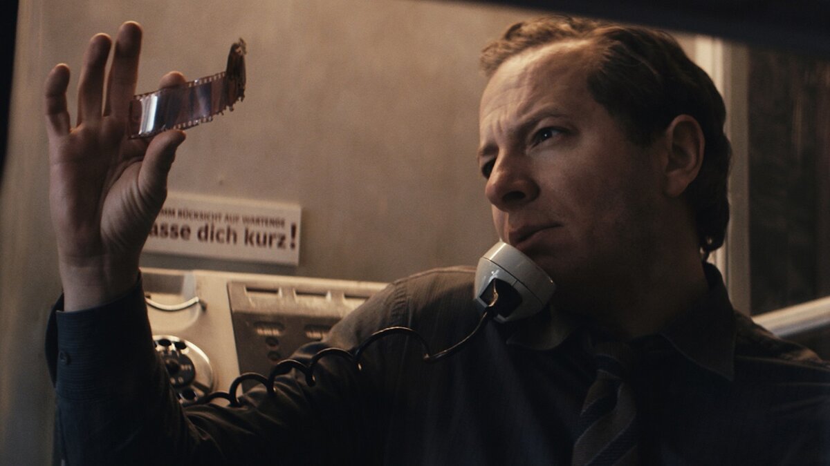 Ясно-понятно, что культовая советская легенда о "красной плёнке" давно признана фейком. Однако при взгляде на эту плёночку такого уже не скажешь (Интрига! Интрига!) 