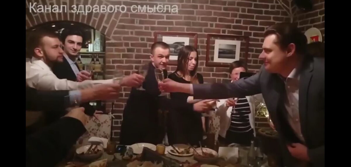 Скриншот с видеоролика под названием «Тост в честь Е. Понасенкова от героического петербургского студента Антона Кужима», опубликованного 22.03.2018 на youtube "Канале здравого смысла: блог Евгения Понасенкова"